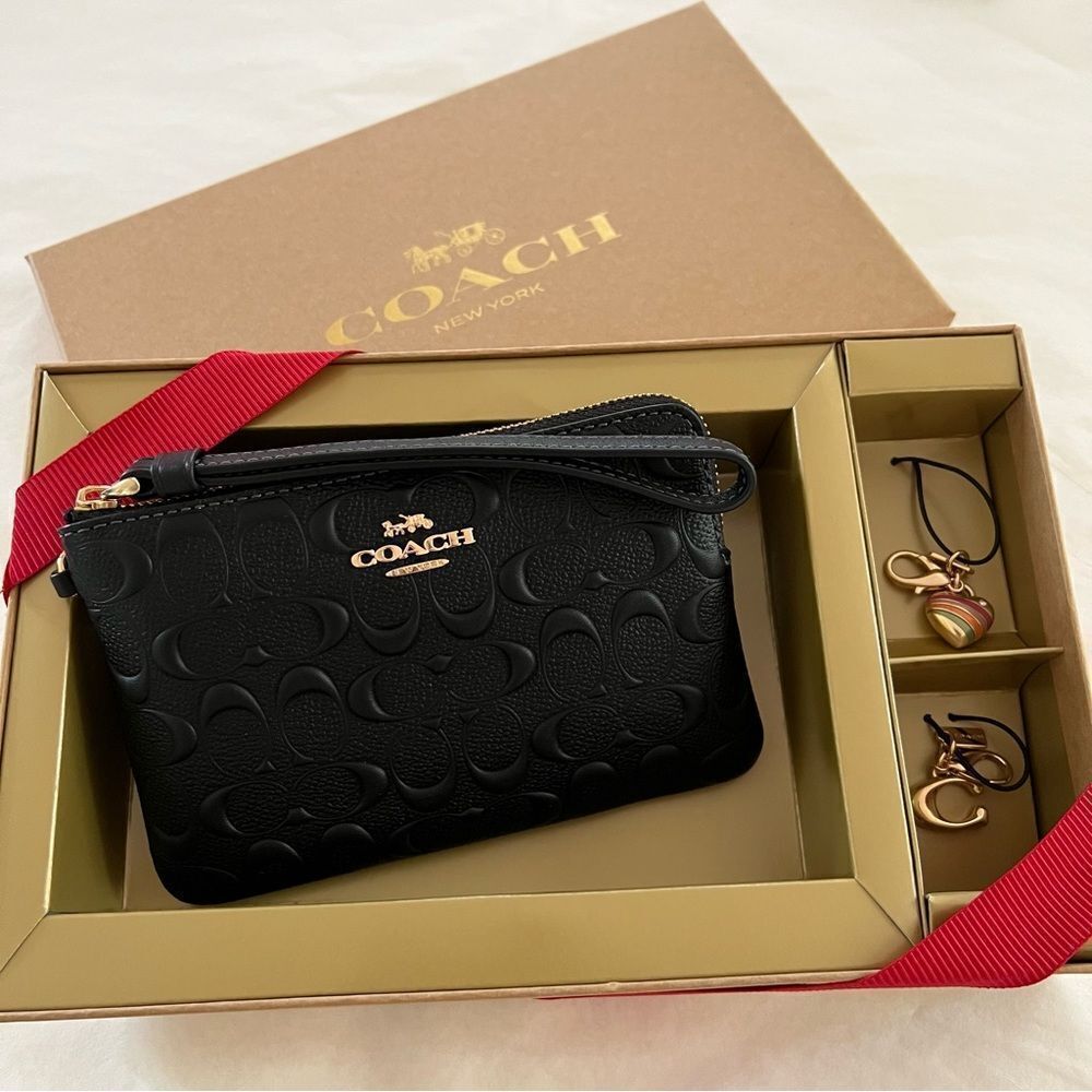 NWT Coach Boxed Corner Zip Wristlet In Signature Embossed Leather Wallet Purse